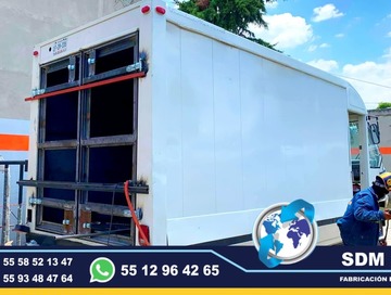Fabricantes de Auto tanques o carrocerias tipo pipas para el almacenamiento y traslado de agua potable y productos líquidos. SDM Global Mexico somos una empresa líder en la Fabricacion y venta de Pipas de Agua, Auto Tanques o carrocerias con capacidad de 3000 lt, 5000 lt, 10,000 lt, 15000 lt, 20,000 litros, auto tanques de agua fijos y moviles, con personal altamente capasitado para su fabricacion.Una Pipa para Agua es un depósito destinado a almacenar agua para consumo humano o cualquier otro uso. ​ Los AutoTanques son un elemento fundamental en una red de abastecimiento de agua potable, para compensar las variaciones horarias de la demanda de agua potable, unidades moviles, equipamiento de patrullas, ambulancias de traslado, gruas de plaraforma, compactadores de basura, alargado y acorazado de chasis, rampas hidraulicas, redilas estaquitas, cajas secas, carrocerias, estaquitas, Fabricantes directos.Somos una Empresa Mexicana líder en el Mercado con años de experiencia, especialistas en la fabricacion de carrocerias tipo pipas de agua, y como fabricantes de Auto tanques de agua, Unidades Moviles Especiales de Seguridad, Salud, Comunicacion, Higine, etc.,Somos fabribricantes directos, distribuidores en todo Mexico, comunicate y te atenderemos personalmente.