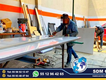 Fabricantes de Auto tanques o carrocerias tipo pipas para el almacenamiento y traslado de agua potable y productos líquidos. SDM Global Mexico somos una empresa líder en la Fabricacion y venta de Pipas de Agua, Auto Tanques o carrocerias con capacidad de 3000 lt, 5000 lt, 10,000 lt, 15000 lt, 20,000 litros, auto tanques de agua fijos y moviles, con personal altamente capasitado para su fabricacion.Una Pipa para Agua es un depósito destinado a almacenar agua para consumo humano o cualquier otro uso. ​ Los AutoTanques son un elemento fundamental en una red de abastecimiento de agua potable, para compensar las variaciones horarias de la demanda de agua potable, unidades moviles, equipamiento de patrullas, ambulancias de traslado, gruas de plaraforma, compactadores de basura, alargado y acorazado de chasis, rampas hidraulicas, redilas estaquitas, cajas secas, carrocerias, estaquitas, Fabricantes directos.Somos una Empresa Mexicana líder en el Mercado con años de experiencia, especialistas en la fabricacion de carrocerias tipo pipas de agua, y como fabricantes de Auto tanques de agua, Unidades Moviles Especiales de Seguridad, Salud, Comunicacion, Higine, etc.,Somos fabribricantes directos, distribuidores en todo Mexico, comunicate y te atenderemos personalmente.