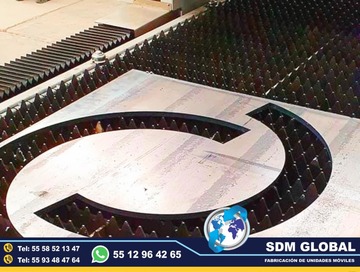 Fabricantes de Auto tanques o carrocerias tipo pipas para el almacenamiento y traslado de agua potable y productos líquidos. SDM Global Mexico somos una empresa líder en la Fabricacion y venta de Pipas de Agua, Auto Tanques o carrocerias con capacidad de 3000 lt, 5000 lt, 10,000 lt, 15000 lt, 20,000 litros, auto tanques de agua fijos y moviles, con personal altamente capasitado para su fabricacion.Una Pipa para Agua es un depósito destinado a almacenar agua para consumo humano o cualquier otro uso. ​ Los AutoTanques son un elemento fundamental en una red de abastecimiento de agua potable, para compensar las variaciones horarias de la demanda de agua potable, unidades moviles, equipamiento de patrullas, ambulancias de traslado, gruas de plaraforma, compactadores de basura, alargado y acorazado de chasis, rampas hidraulicas, redilas estaquitas, cajas secas, carrocerias, estaquitas, Fabricantes directos.Somos una Empresa Mexicana líder en el Mercado con años de experiencia, especialistas en la fabricacion de carrocerias tipo pipas de agua, y como fabricantes de Auto tanques de agua, Unidades Moviles Especiales de Seguridad, Salud, Comunicacion, Higine, etc.,Somos fabribricantes directos, distribuidores en todo Mexico, comunicate y te atenderemos personalmente.