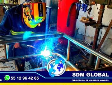 Fabricantes de Auto tanques o carrocerias tipo pipas para el almacenamiento y traslado de agua potable y productos líquidos. SDM Global Mexico somos una empresa líder en la Fabricacion y venta de Pipas de Agua, Auto Tanques o carrocerias con capacidad de 3000 lt, 5000 lt, 10,000 lt, 15000 lt, 20,000 litros, auto tanques de agua fijos y moviles, con personal altamente capasitado para su fabricacion.Una Pipa para Agua es un depósito destinado a almacenar agua para consumo humano o cualquier otro uso. ​ Los AutoTanques son un elemento fundamental en una red de abastecimiento de agua potable, para compensar las variaciones horarias de la demanda de agua potable, unidades moviles, equipamiento de patrullas, ambulancias de traslado, gruas de plaraforma, compactadores de basura, alargado y acorazado de chasis, rampas hidraulicas, redilas estaquitas, cajas secas, carrocerias, estaquitas, Fabricantes directos.Somos una Empresa Mexicana líder en el Mercado con años de experiencia, especialistas en la fabricacion de carrocerias tipo pipas de agua, y como fabricantes de Auto tanques de agua, Unidades Moviles Especiales de Seguridad, Salud, Comunicacion, Higine, etc.,Somos fabribricantes directos, distribuidores en todo Mexico, comunicate y te atenderemos personalmente.
