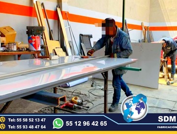 Fabricantes de Auto tanques o carrocerias tipo pipas para el almacenamiento y traslado de agua potable y productos líquidos. SDM Global Mexico somos una empresa líder en la Fabricacion y venta de Pipas de Agua, Auto Tanques o carrocerias con capacidad de 3000 lt, 5000 lt, 10,000 lt, 15000 lt, 20,000 litros, auto tanques de agua fijos y moviles, con personal altamente capasitado para su fabricacion.Una Pipa para Agua es un depósito destinado a almacenar agua para consumo humano o cualquier otro uso. ​ Los AutoTanques son un elemento fundamental en una red de abastecimiento de agua potable, para compensar las variaciones horarias de la demanda de agua potable, unidades moviles, equipamiento de patrullas, ambulancias de traslado, gruas de plaraforma, compactadores de basura, alargado y acorazado de chasis, rampas hidraulicas, redilas estaquitas, cajas secas, carrocerias, estaquitas, Fabricantes directos.Somos una Empresa Mexicana líder en el Mercado con años de experiencia, especialistas en la fabricacion de carrocerias tipo pipas de agua, y como fabricantes de Auto tanques de agua, Unidades Moviles Especiales de Seguridad, Salud, Comunicacion, Higine, etc.,Somos fabribricantes directos, distribuidores en todo Mexico, comunicate y te atenderemos personalmente.